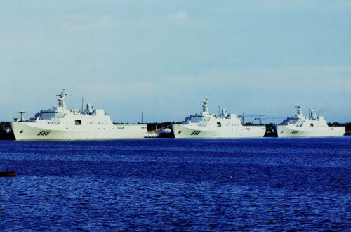 Năm 2012, theo thống kê chưa đầy đủ, Hải quân Trung Quốc có tổng cộng 22 tàu chiến mặt nước nghỉ hưu, 15 tàu chiến mặt nước lớp 1.000 tấn trở lên hạ thủy, số lượng chế tạo hạ thủy đứng đầu thế giới, trọng tải chế tạo xếp thứ hai trong năm 2012, chỉ sau Hải quân Mỹ. Trong hình là 3 tàu vận tải đổ bộ cỡ lớn lớp Côn Luân Sơn của Hải quân Trung Quốc.